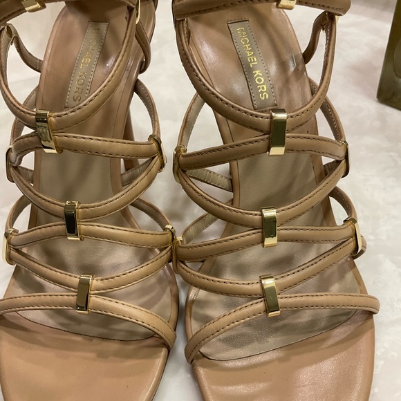 Michael Kors Charlene Strappy Sandals in Nude Leather w/ gold detail Sz 8 / 38.5 - Picture 7 of 15